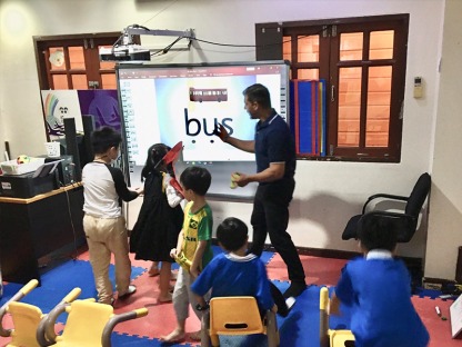 แนะนำโรงเรียนสอนภาษาสำหรับเด็กลำลูกกา - สอนภาษาอังกฤษแบบโฟนิกส์  - มิสเตอร์ทิม เลิร์นนิ่ง แลนด์